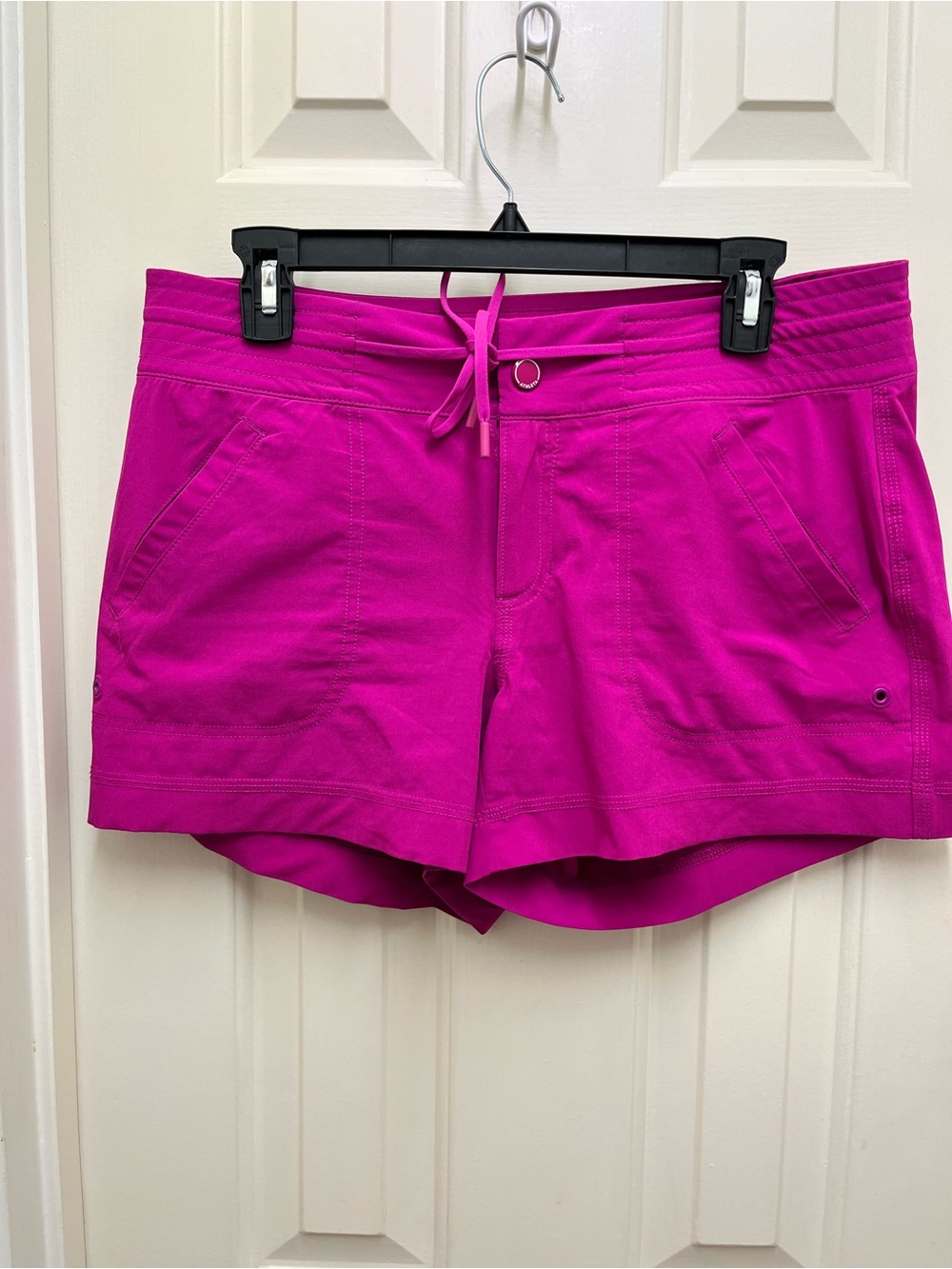 Women’s Athleta  button waist with side pockets and back zipper pockets.